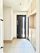 ガラススリットの入った玄関ドアが室内に光を届けてくれます