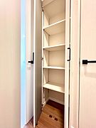 廊下収納。掃除道具や季節の小物を収納することができます。