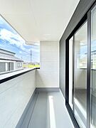 暖かな陽光が降り注ぐバルコニーはお洗濯におすすめ。爽やかな風も心地よいです。 