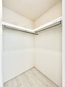 ウォークインクローゼットの活用で生活空間スッキリ　