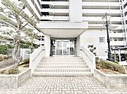 落ち着いた雰囲気のエントランス