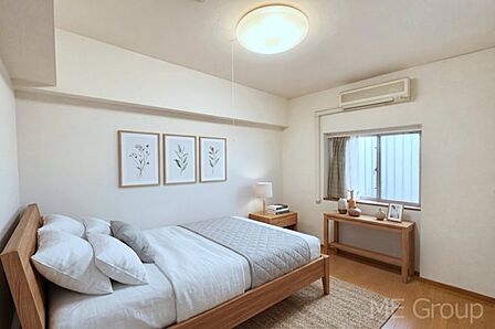 窓からのやさしい光が心地よいプライベートルーム　※家具はCGです  