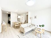 家族の和やかな会話が聞こえてきそう。開放感のあるリビングです。※家具はCGです  