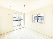 バルコニーが開放感をプラスしてくれる洋室