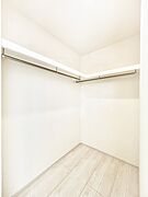 ウォークインクローゼット付きで生活空間を広く利用できます。