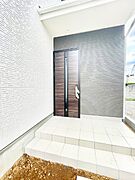 大切な家族、来客を出迎える玄関。