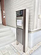 表札・インターホン・ポストをひとつに集約。エントランスになじむシンプルデザイン。