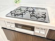 ガスコンロはＳｉセンサー搭載。火力調節や焦げ付き・消し忘れも防いでくれます。