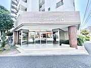外観 綺麗なエントランスは、居住者を優しく迎えいれてくれます  