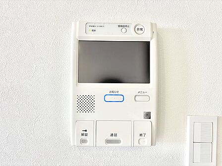 訪問者が一目でわかる安心のTVモニター付きインターホン。