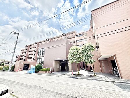 落ち着いた雰囲気のエントランス