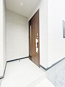 玄関前は雨が降っても濡れにくい屋根付き