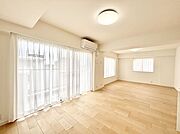 大きな窓からたっぷりの陽光と風を感じられるリビング  