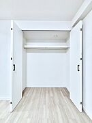 洋室クローゼット。奥行きがあるので厚手の衣類もすっきり収納できます。