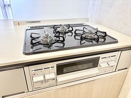 ガスコンロはSiセンサー搭載。火力調節や焦げ付き・消し忘れも防いでくれます。