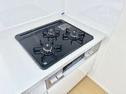 ガスコンロはＳｉセンサー搭載。火力調節や焦げ付き・消し忘れも防いでくれます。