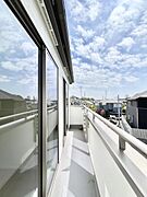 ゆったりバルコニーだから沢山お洗濯ものを干せます。