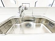 広々としたシンクでお料理やお皿洗いもラクラク快適に！