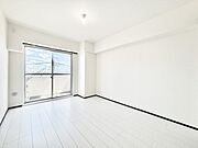 バルコニーが開放感をプラスしてくれる洋室  