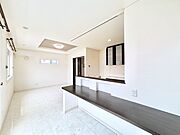 明るい陽光が注ぎ、寛ぎの雰囲気に満たされるダイニング。   
