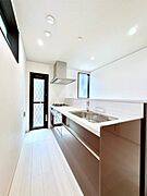 勝手口のある明るいキッチン。ゴミ捨て場を屋外にすることもでき、換気にも役立ちます。 
