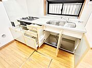 調理器具などもしっかり収納できます