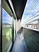 暖かな陽光が降り注ぐバルコニーはお洗濯におすすめ。爽やかな風も心地よいです。 