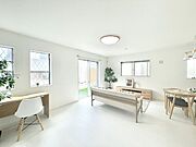 明るい陽光が注ぎ、寛ぎの雰囲気に満たされるダイニング。   