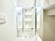 三面鏡の裏に、化粧品や衛生用品などを収納可能。洗面台をすっきりと保ちます！