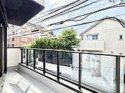 バルコニーはうれしい2ヶ所付き。お洗濯物やお布団をたっぷり干せます。