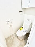 明るく清潔感のあるトイレです。  