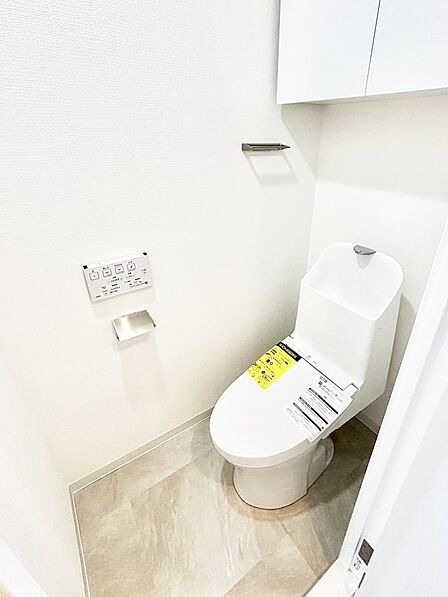 明るく清潔感のあるトイレです。