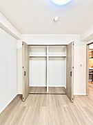 洋室クローゼット。奥行きがあるので厚手の衣類もすっきり収納できます。