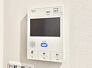 訪問者が一目でわかる安心のＴＶモニター付きインターホン。   