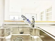 いつでも清潔なおいしいお水を。一つの水栓で水道水と浄水を使い分け。