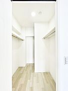 ウォークインクローゼットの活用で生活空間スッキリ