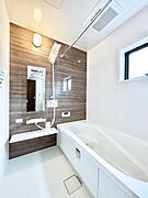 毎日の疲れを解きほぐすバスタイム。のんびり湯船に浸かってリフレッシュ。