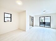 日当たりの良いリビング。お気に入りのグリーンを飾れば更に心地よさがアップ！