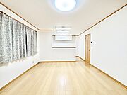 明るい陽光が注ぎ、寛ぎの雰囲気に満たされるリビング・ダイニング。 