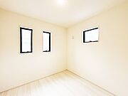 窓からのやさしい光が心地よいプライベートルーム
