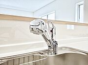 いつでも清潔なおいしいお水を。一つの水栓で水道水と浄水を使い分け。