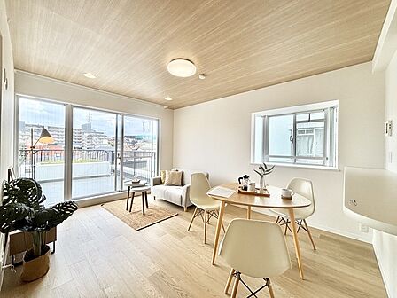 自然光が取り込まれ、家族団らんの場所を明るく演出