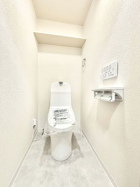 明るく清潔感のあるトイレです。  