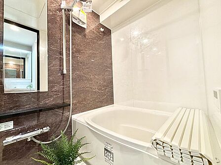落ち着いた雰囲気でゆっくりお寛ぎいただけるバスルーム