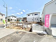 2台（車種による）駐車可！ご家族みんなの自転車も置ける広々カースペース。