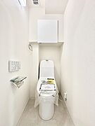 トイレは白を基調とした清潔感のある落ち着ける空間に！　