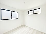窓からのやさしい光が心地よいプライベートルーム