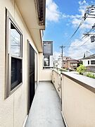 暖かな陽光が降り注ぐバルコニーはお洗濯におすすめ。爽やかな風も心地よいです。 