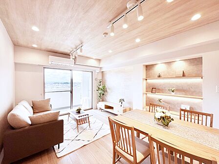 自然光が取り込まれ、家族団らんの場所を明るく演出