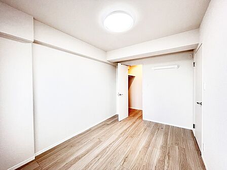 ウォークインクローゼット付きのお部屋で充実したプライベート時間を過ごせます。